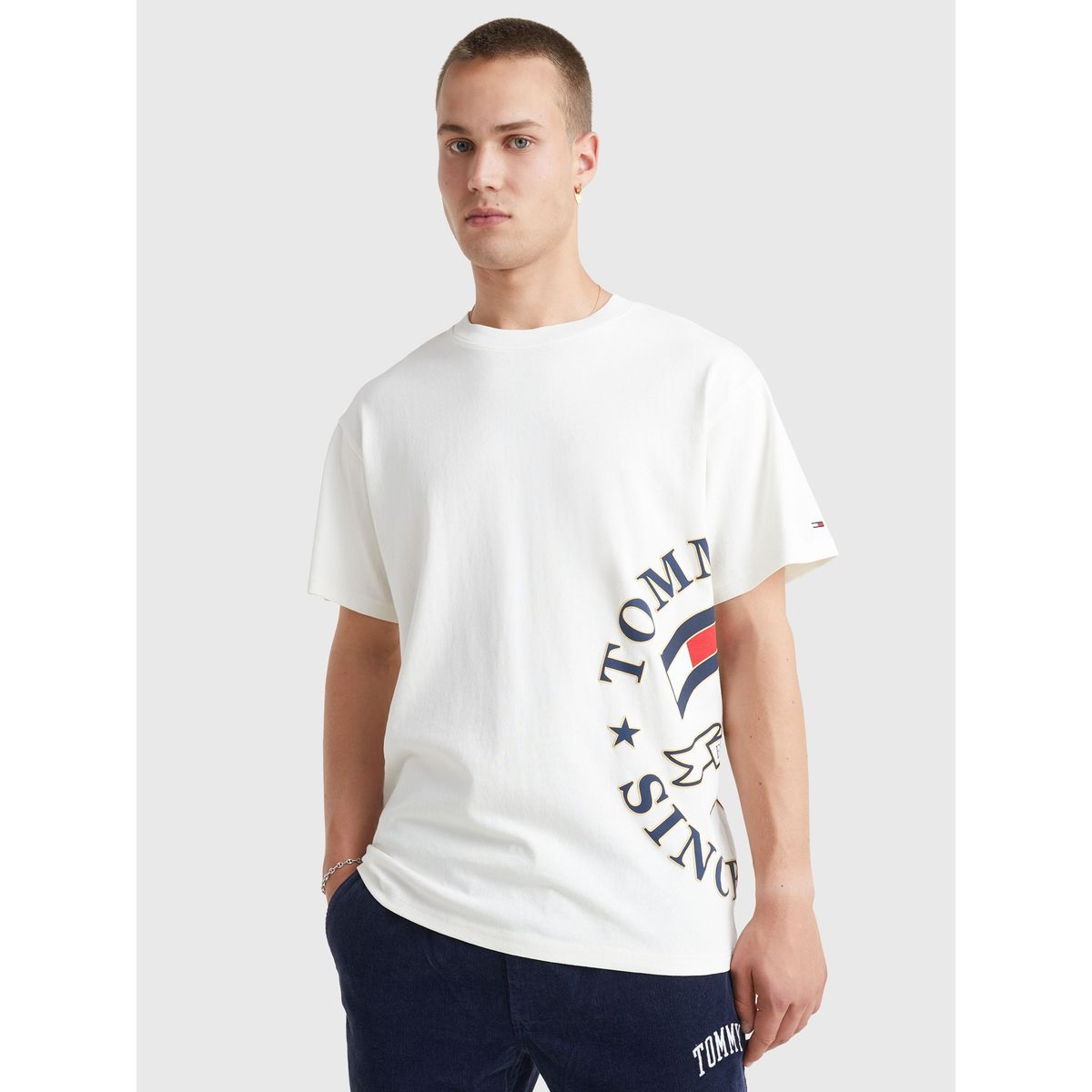 TOMMY HILFIGER - Polera Relaxed Modern Prepy Blanco Tommy Jeans.
