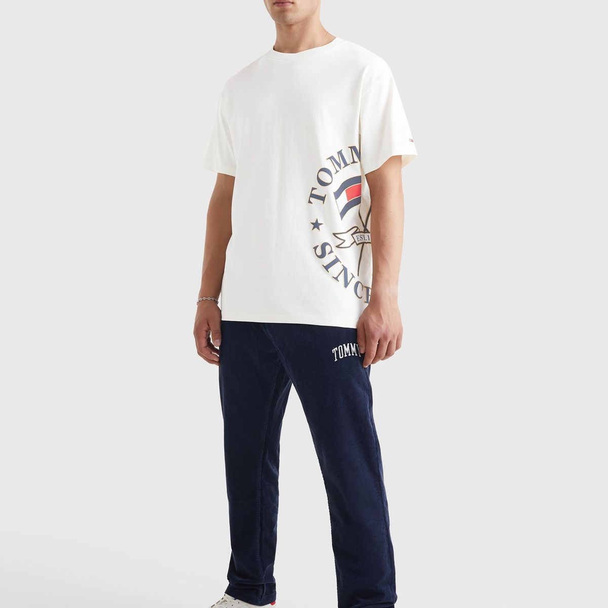 TOMMY HILFIGER - Polera Relaxed Modern Prepy Blanco Tommy Jeans.