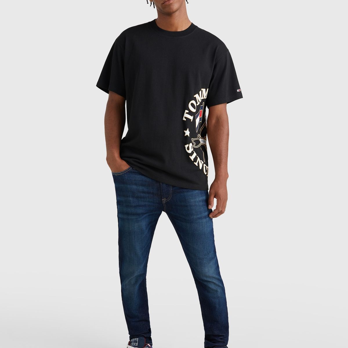 TOMMY HILFIGER - Polera Relaxed Modern Prepy Negro Tommy Jeans.