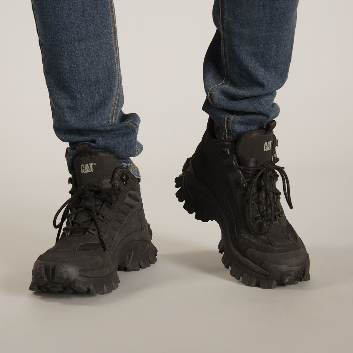 CAT - Zapatilla Cuero Unisex Intruder Mid Negro CAT