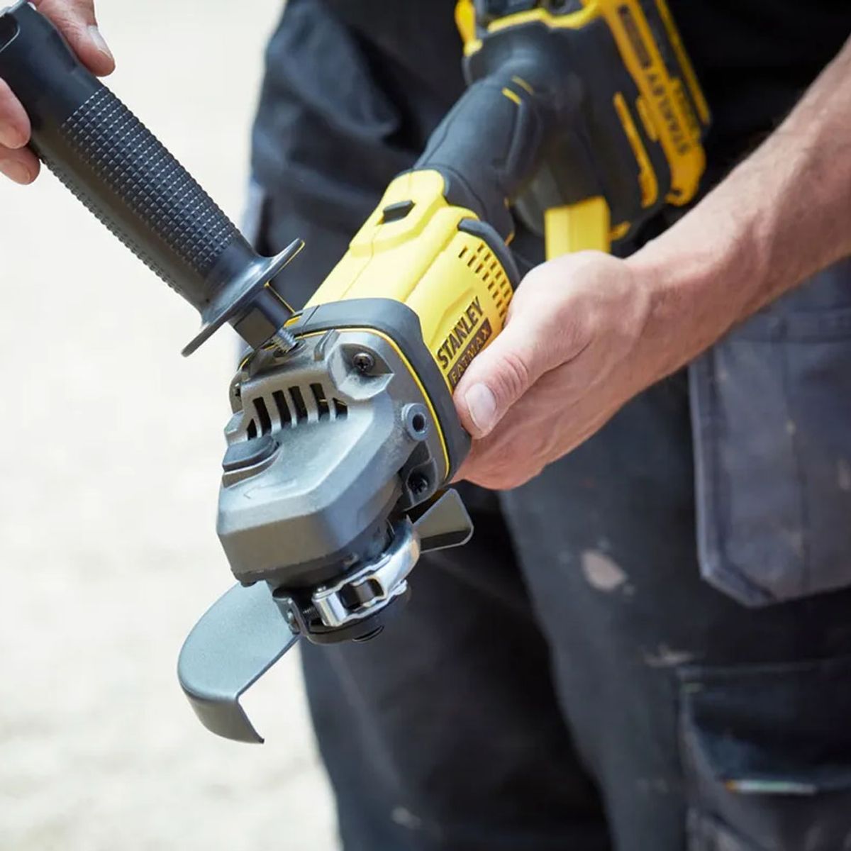 STANLEY JR - Esmeril Angular Stanley Inal. 20V + 2 Bat 4Ah + Carg.