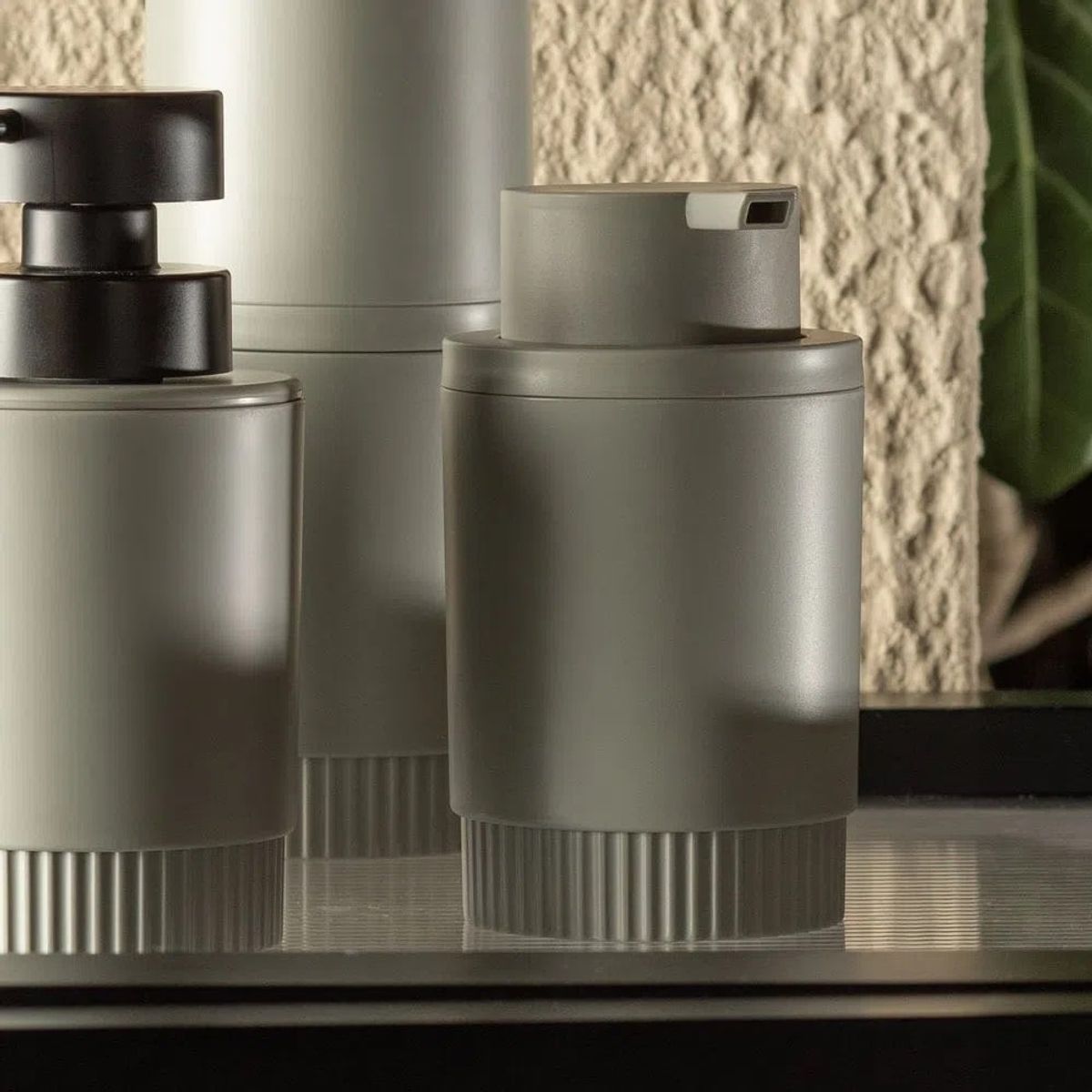 OU - Jabonera Con Dosificador Dorica Negro 300 Ml OU