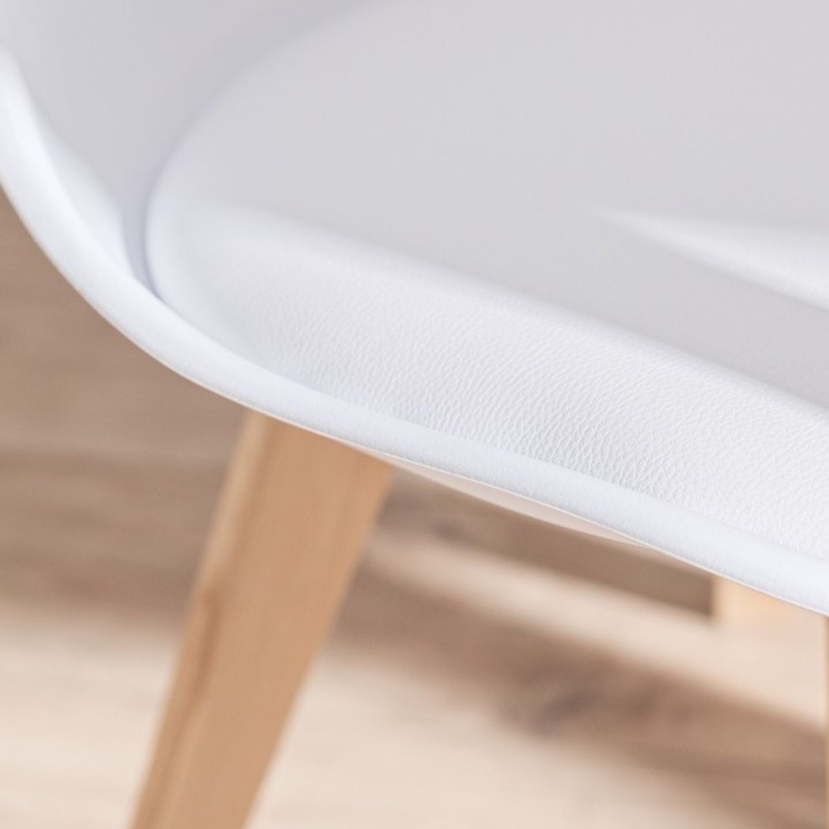 CORI CORI - Comedor Medlock Vidrio 140x90 + 4 Sillas Tulip Blancas