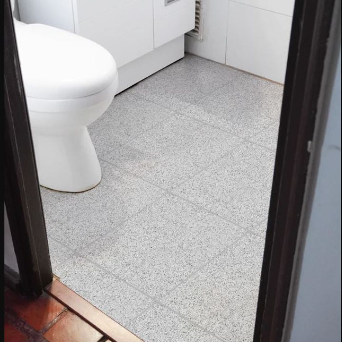 DEKOFIX - Baldosas 35x35 autoadhesivas para pisos modelo GRANULADO GRIS