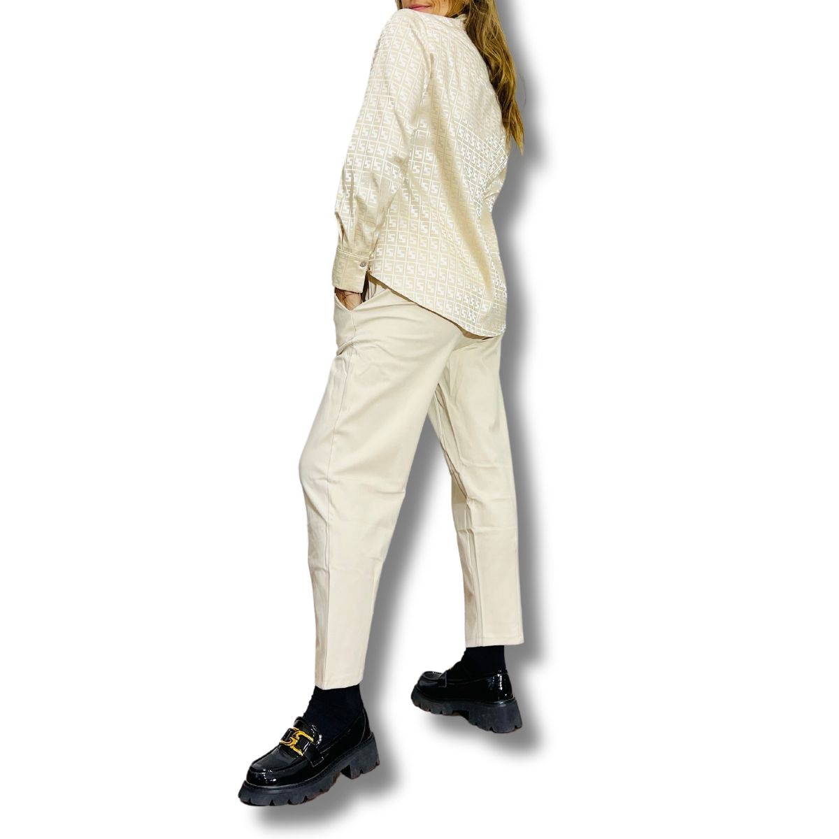 MICHELLE PIFFAUT - BLUSA MP SATÍN BEIGE CON LETRAS CONTRATONO