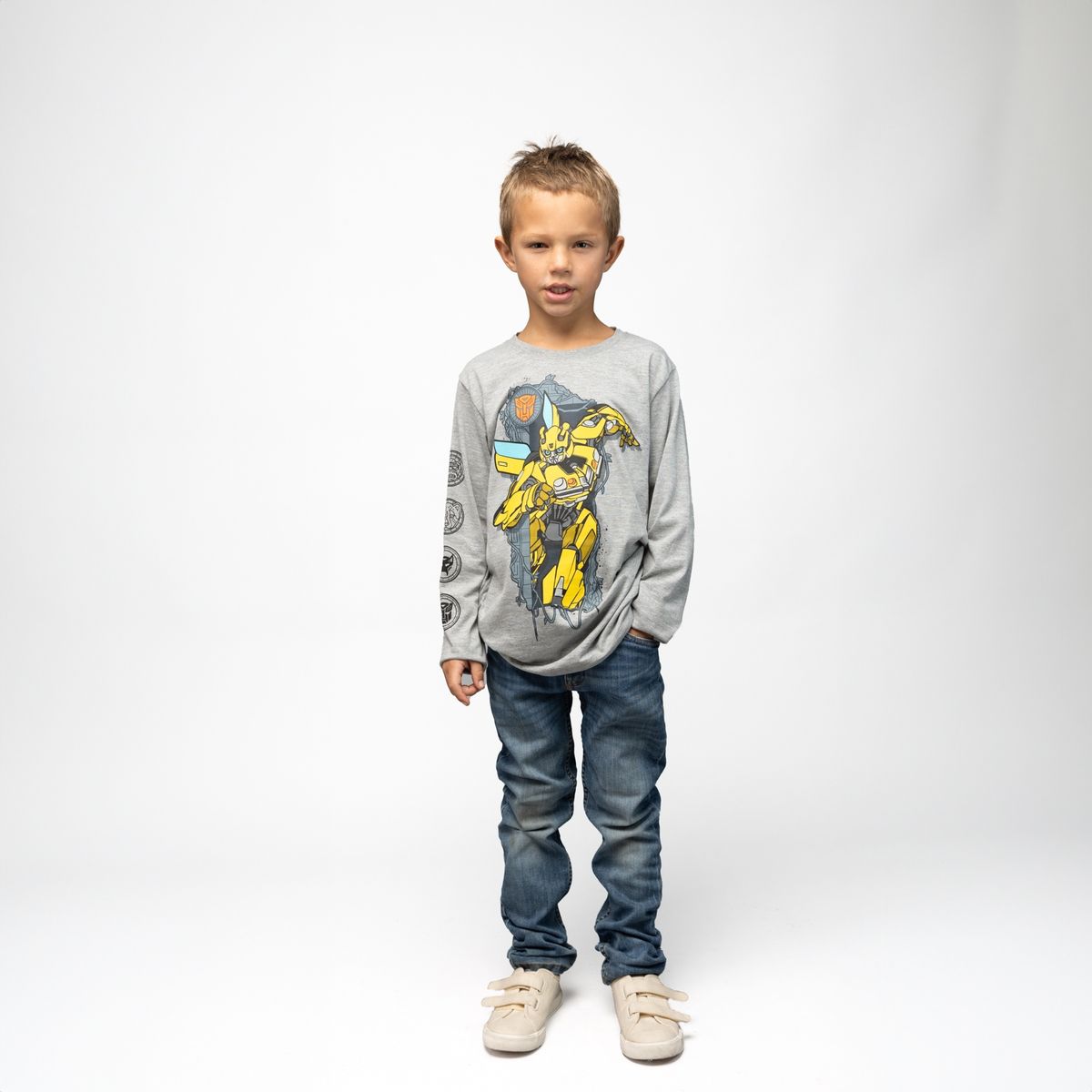 TRANSFORMERS - Polera Manga Larga Niño Transformers Rompiendo Pared Gris