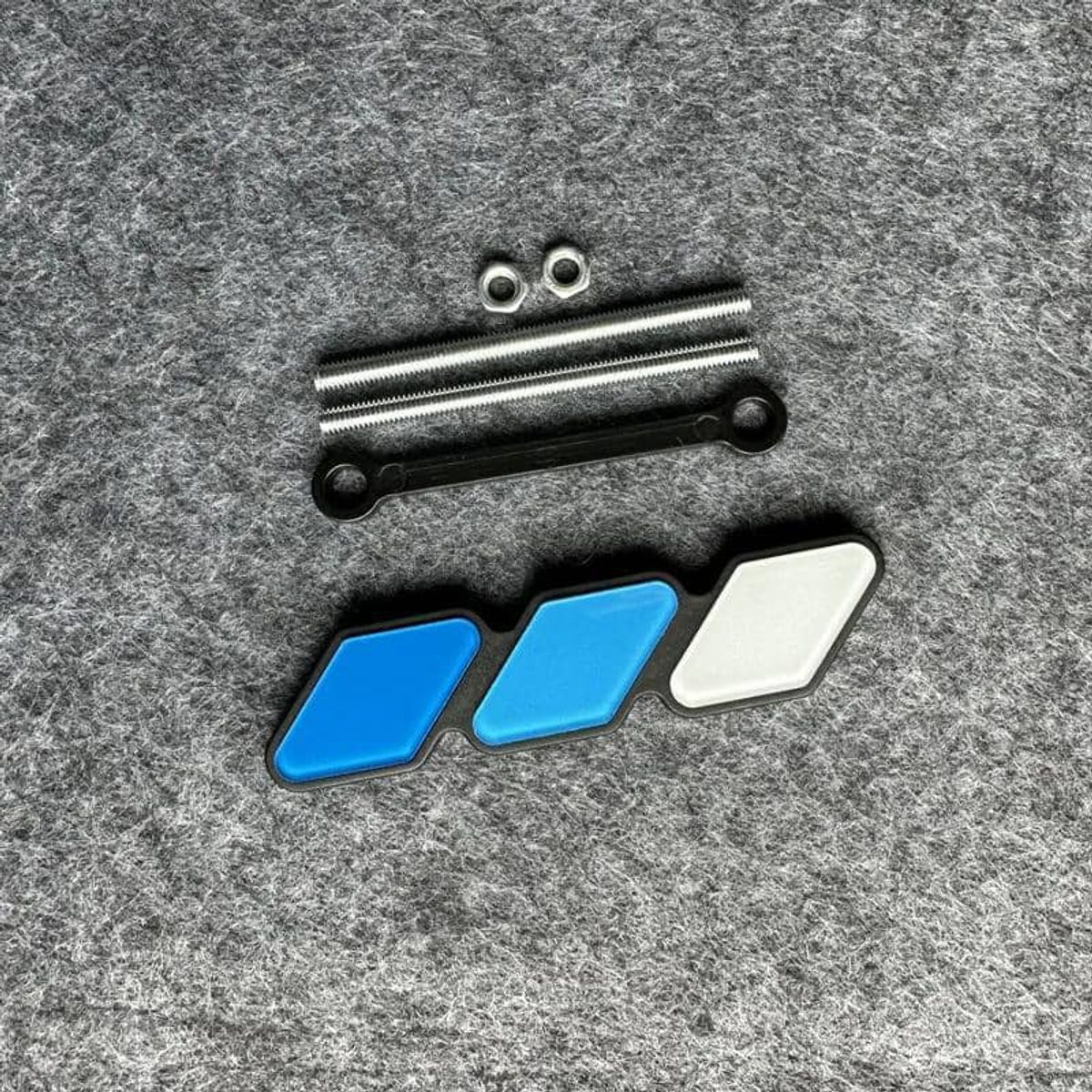 MALCREADO34401 - Emblema Insignia rejilla tricolor acrílico apernado Toyota