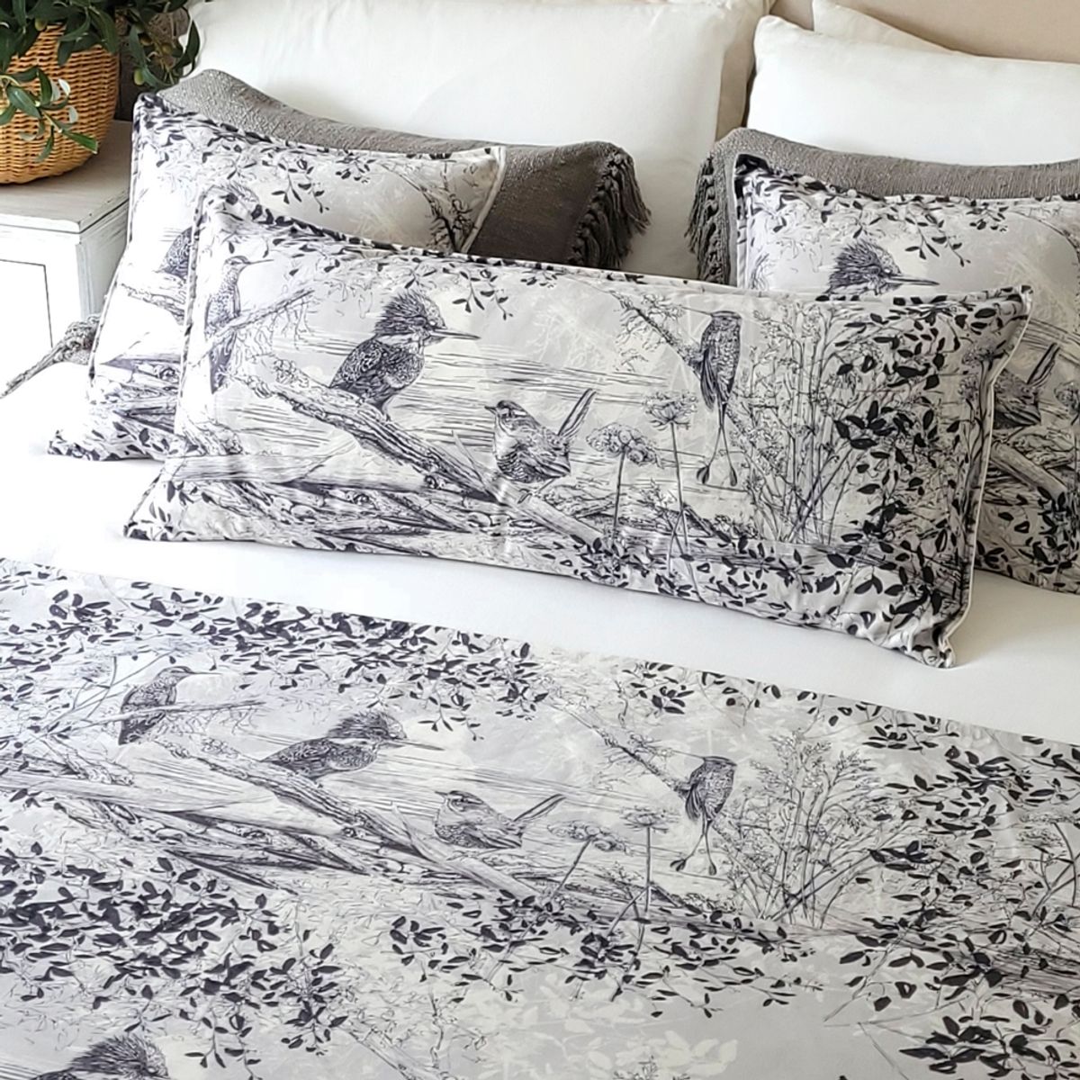 MARGARITA SCHEEL BY CASA ALVARINHO - COJÍN VELVET SOMBRAS NATIVAS XL