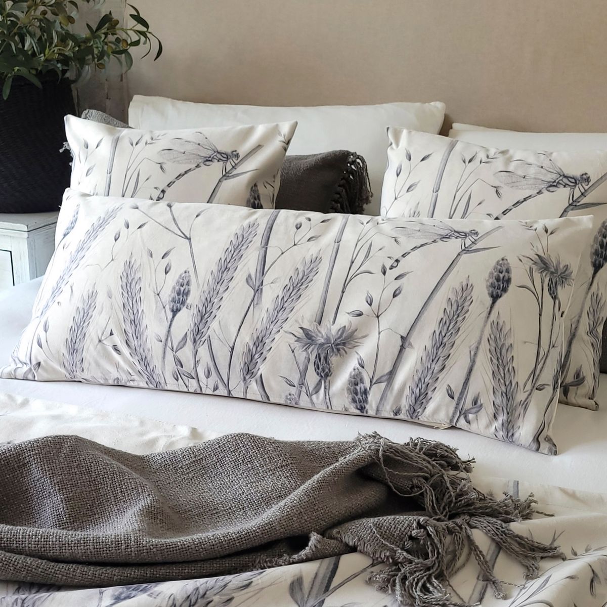 MARGARITA SCHEEL BY CASA ALVARINHO - FUNDA COJÍN VELVET ESPIGAS Y LIBÉLULA 45X45