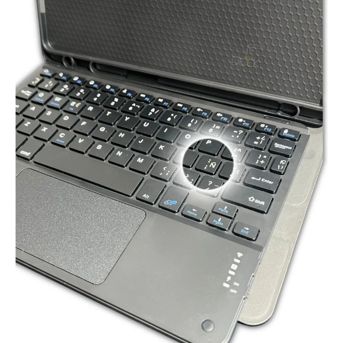 GENERICO - Funda Con Teclado Para Ipad 9.7 5ta y 6ta Generacion y Ranura