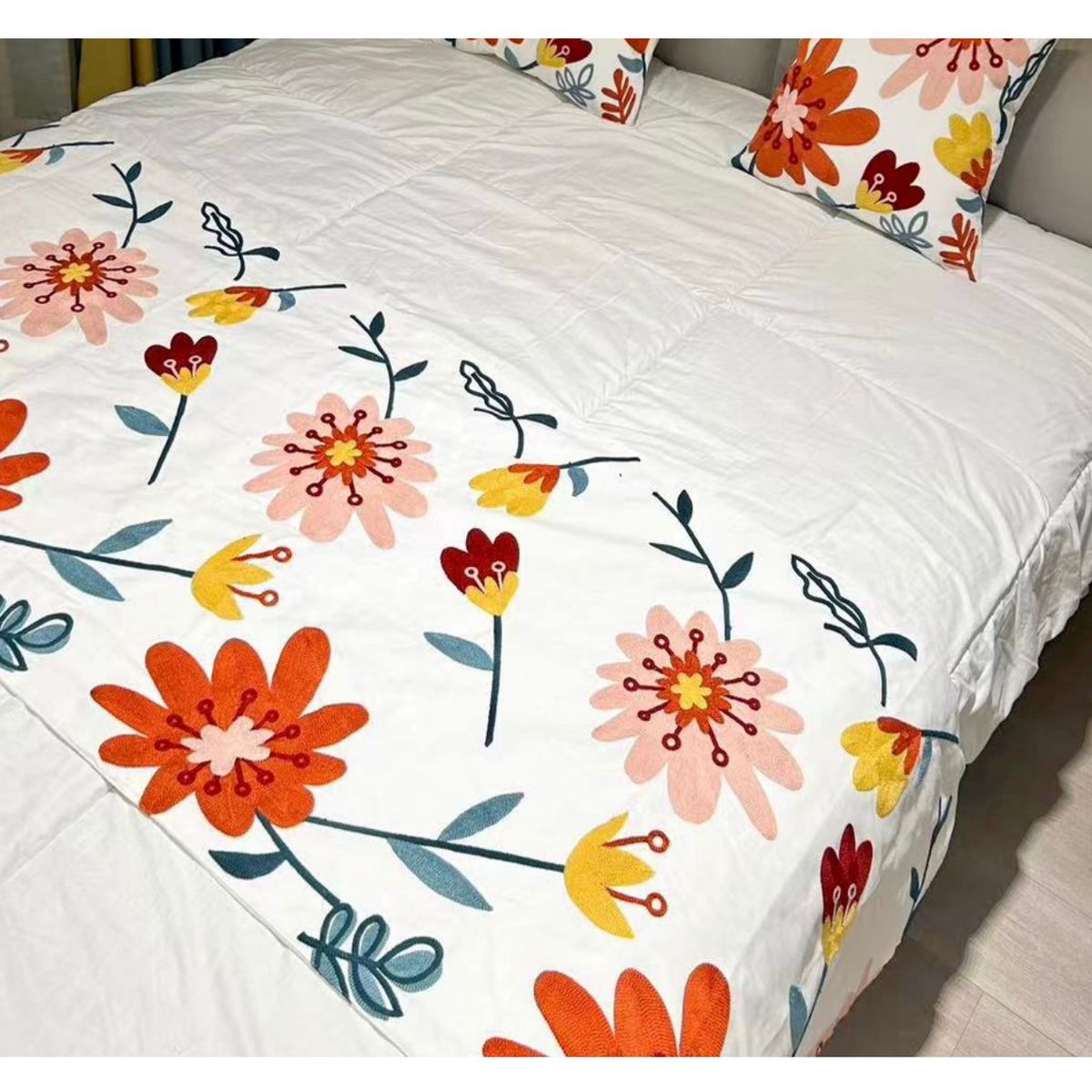 COMPRAPO - Set Piecera 210X70 + 2 Fundas Bordadas Flores Alegretto King. 2 Plazas