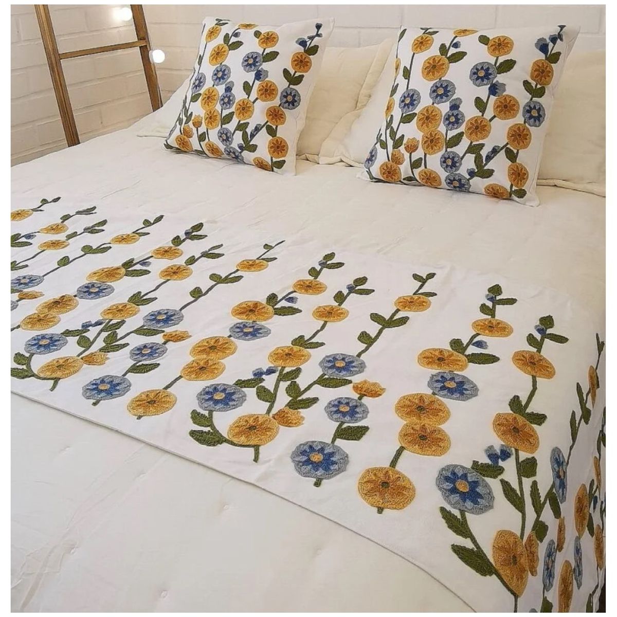 COMPRAPO - Set Piecera + 2 Fundas 45x45 Bordados Flores Azules y Mostazas 2 Pzas.