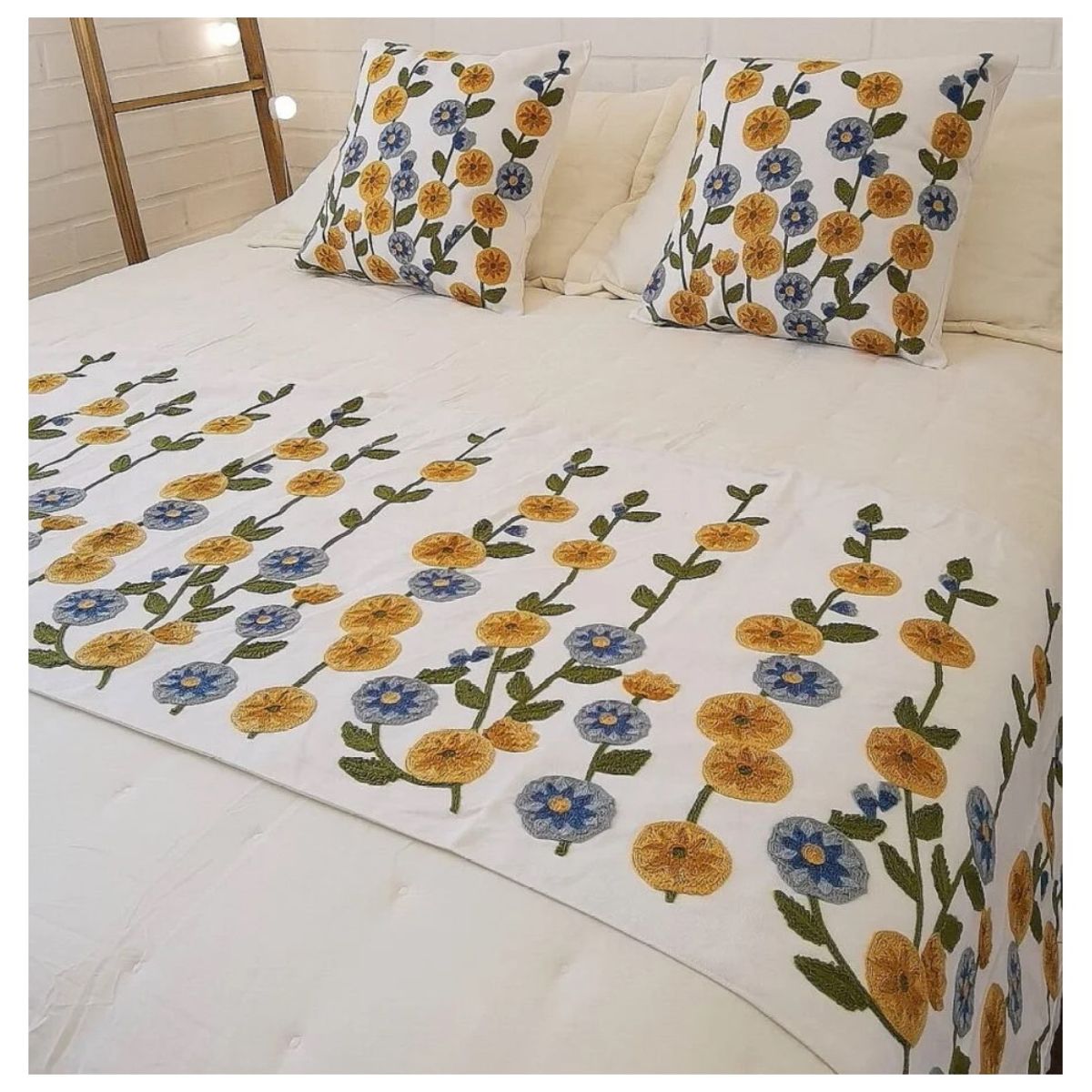COMPRAPO - Set Piecera + 2 Fundas 45x45 Bordados Flores Azules y Mostazas 2 Pzas.