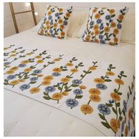 Set Piecera + 2 Fundas 45x45 Bordados Flores Azules y Mostazas 2 Pzas.