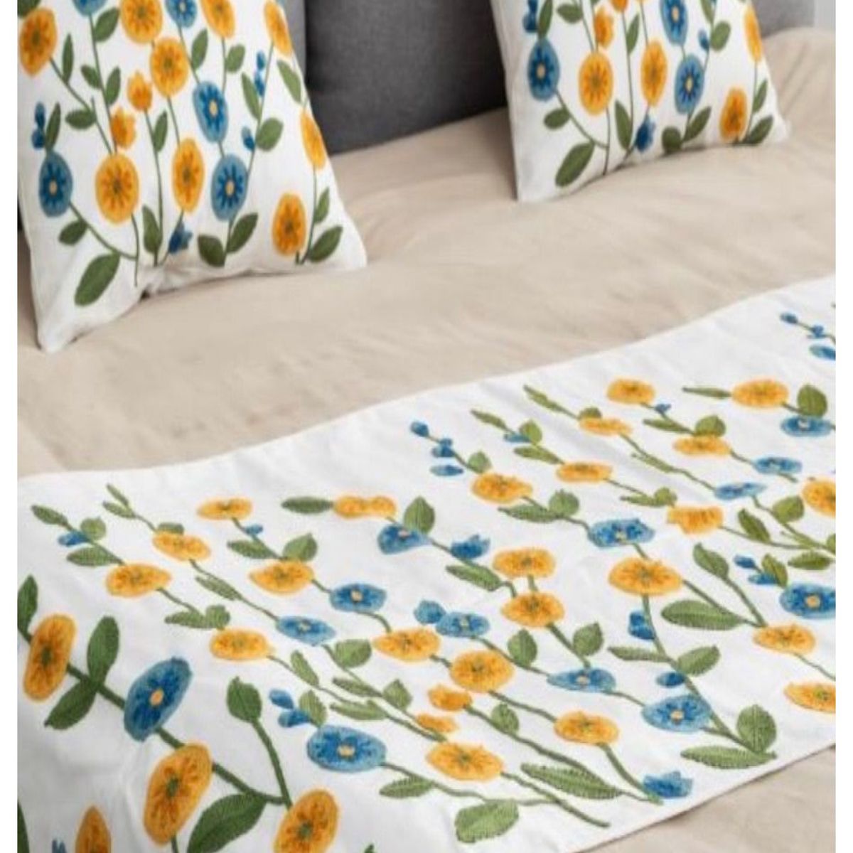 COMPRAPO - Set Piecera + 2 Fundas 45x45 Bordados Flores Azules y Mostazas 2 Pzas.