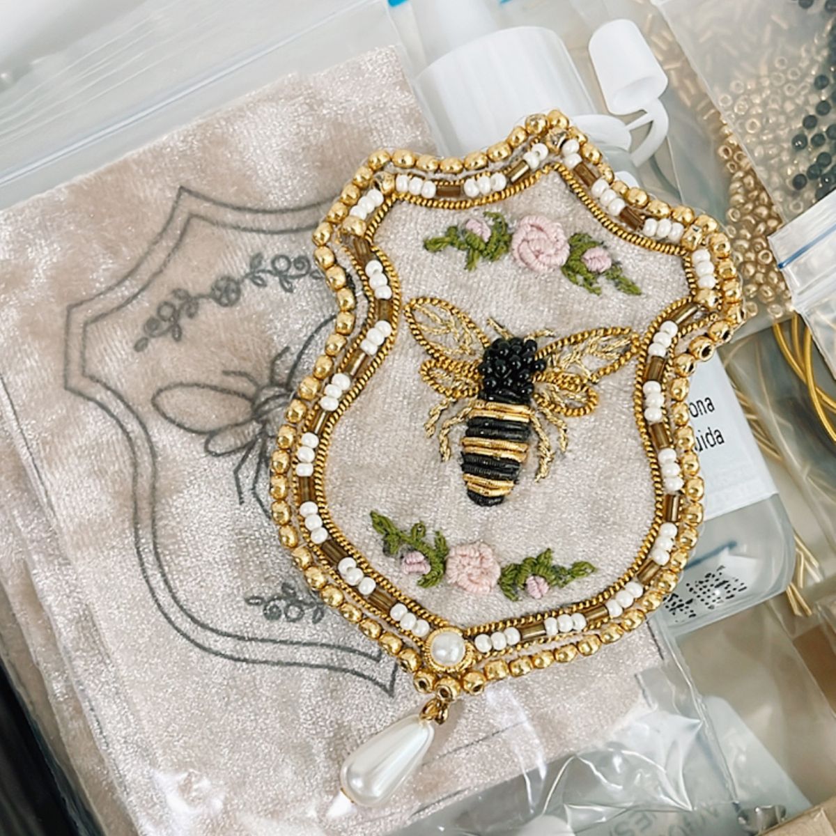 MARTIN BORDADOR - Kit Insignia abejita  clase online