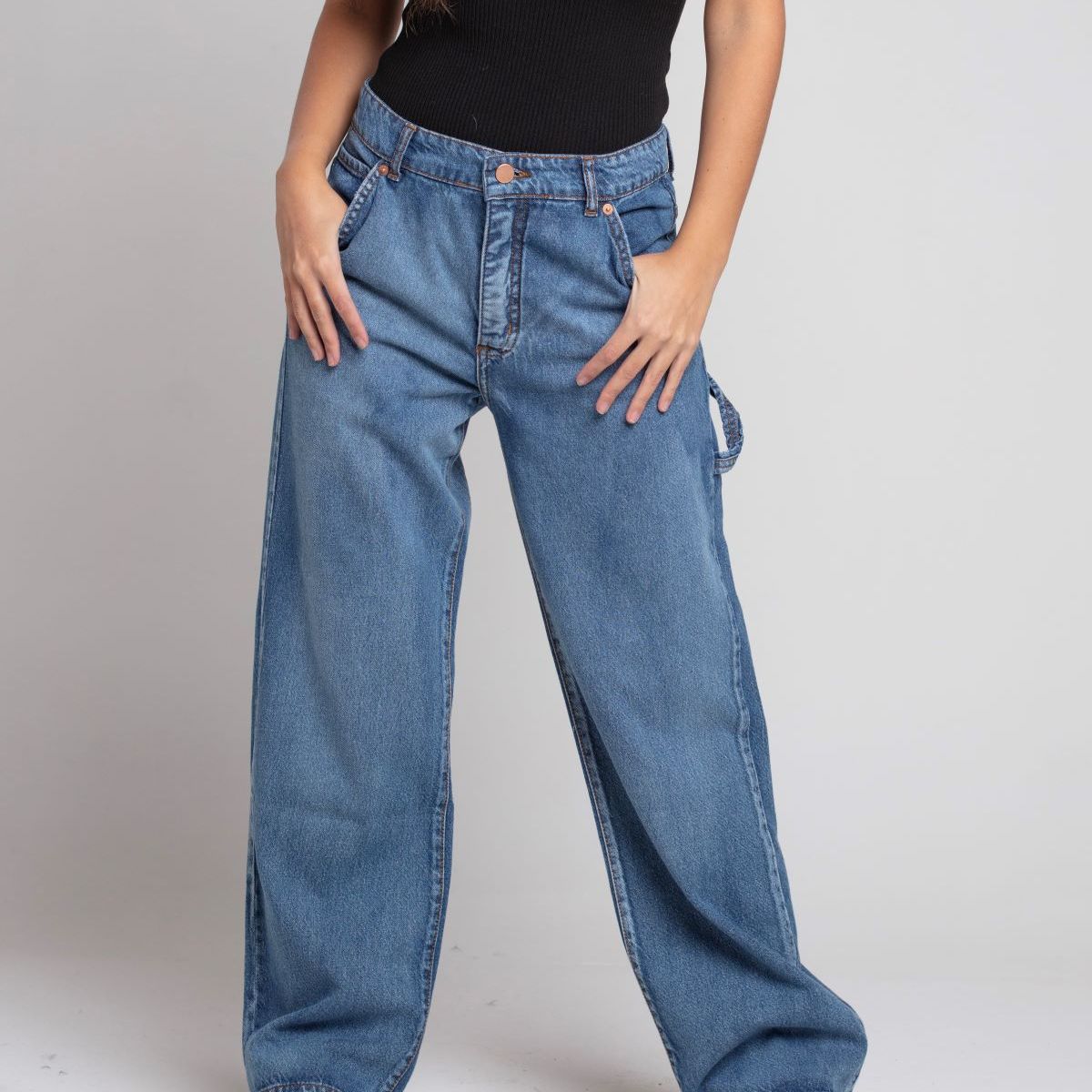 MOMCHIC - Jeans  flow fit azul