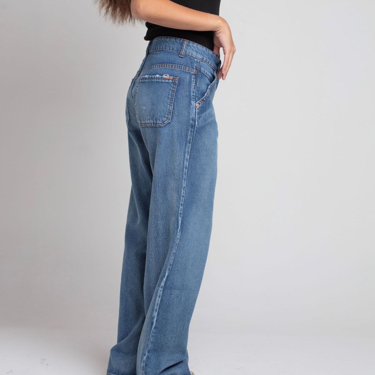 MOMCHIC - Jeans  flow fit azul