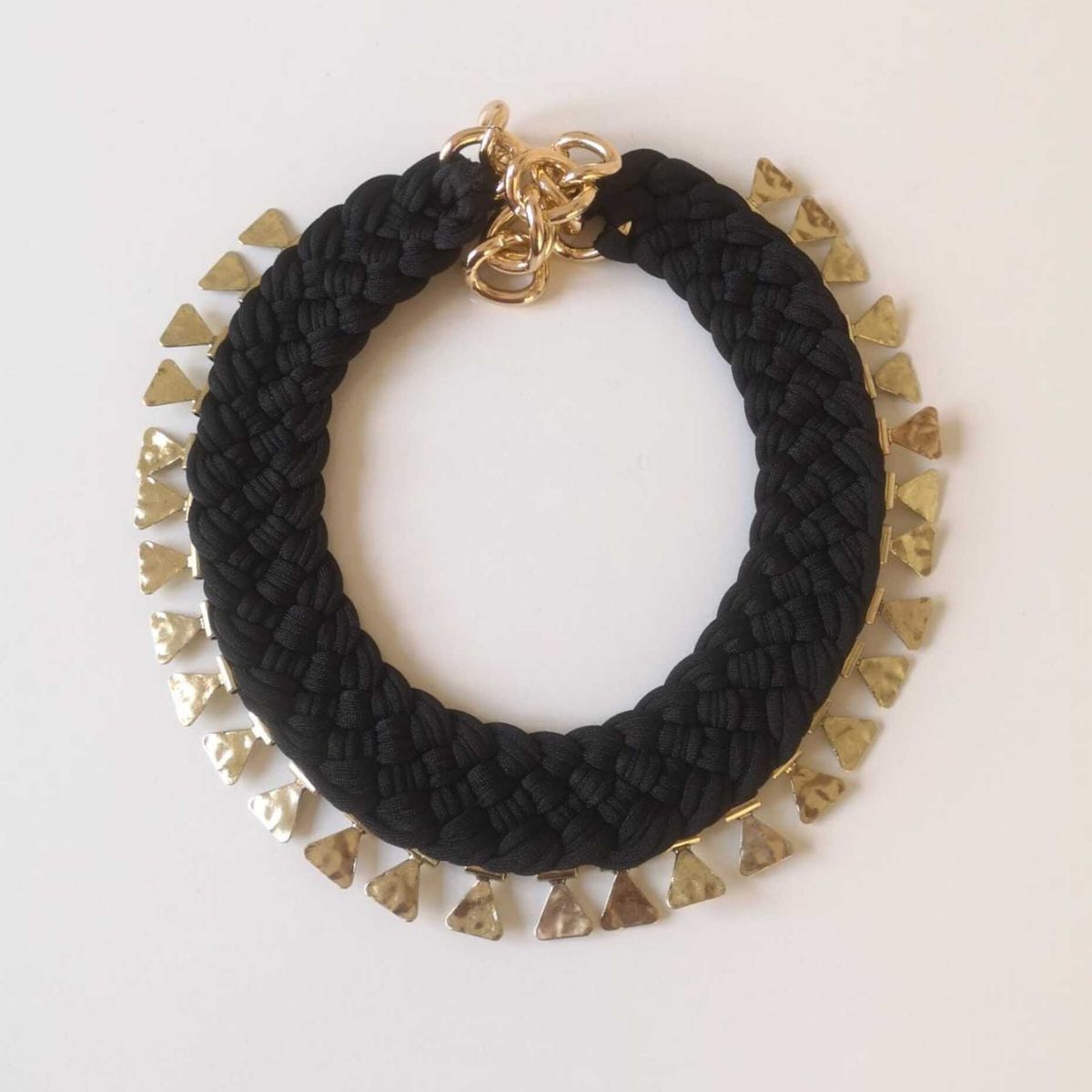 GENERICO - Collar Negro Triangular Dorado