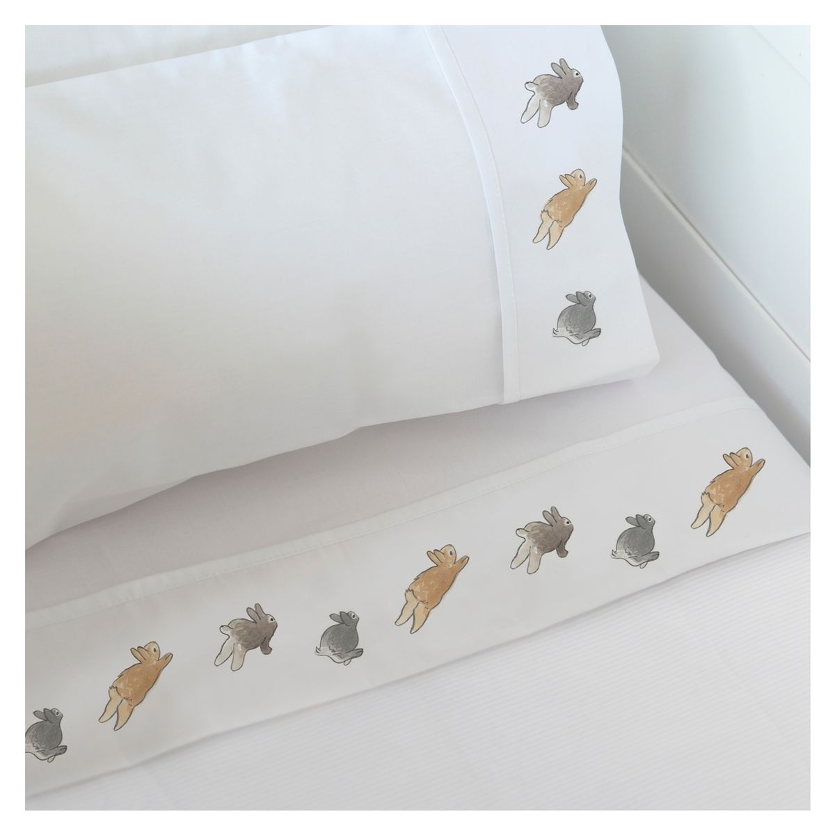 MARGARITA SCHEEL BY CASA ALVARINHO - Juego de Sábanas Cuna Conejos Corriendo