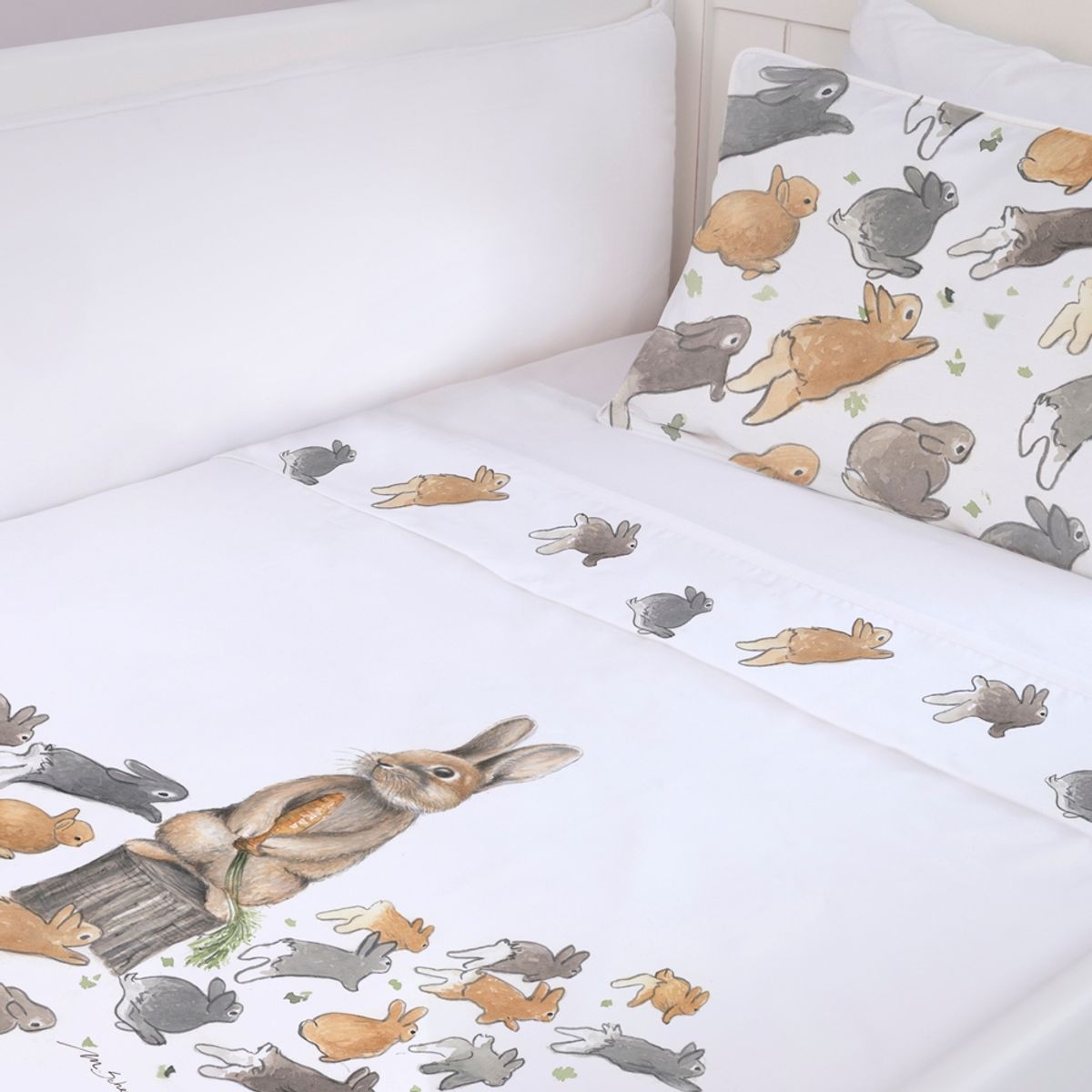 MARGARITA SCHEEL BY CASA ALVARINHO - Juego de Sábanas Cuna Conejos Corriendo