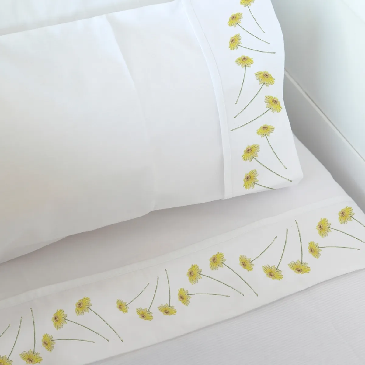 MARGARITA SCHEEL BY CASA ALVARINHO - Juego de Sábanas Transición Florcitas Amarillas