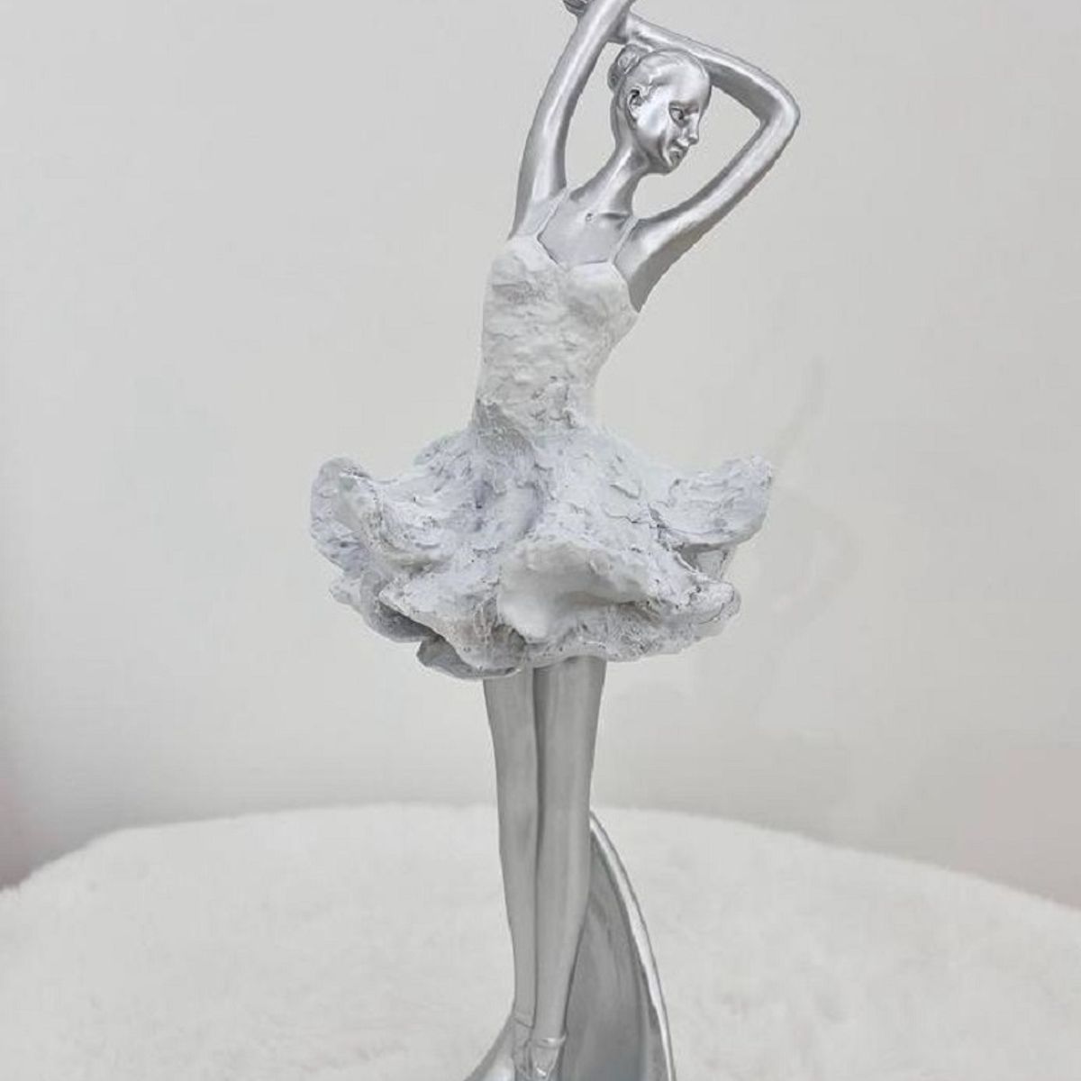 GENERICO - BAILARINA DECORATIVA  PLATEADA Medidas: 11 x 12 x 38.5 cm
