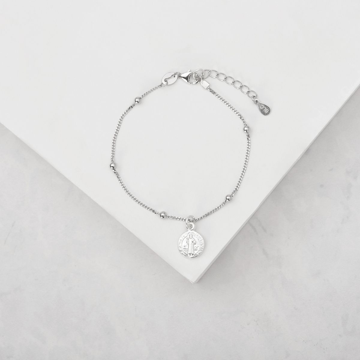 BY LAS CAYETANAS - Pulsera nudos con San Benito en Plata 925
