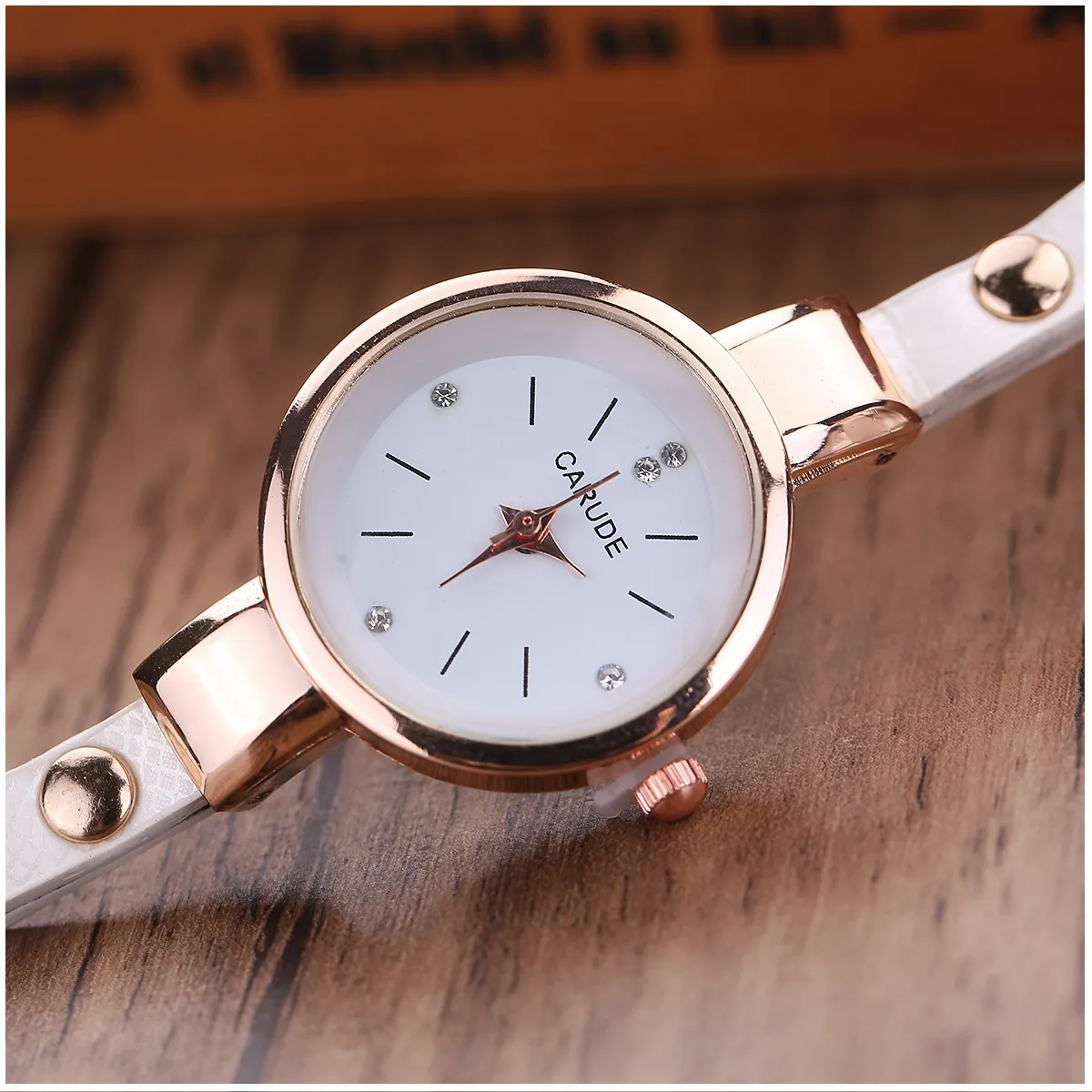 STARTECHOFFICE - Reloj de lujo Personalizado para Mujeres con Incrustaciones y Pulsera Elegante