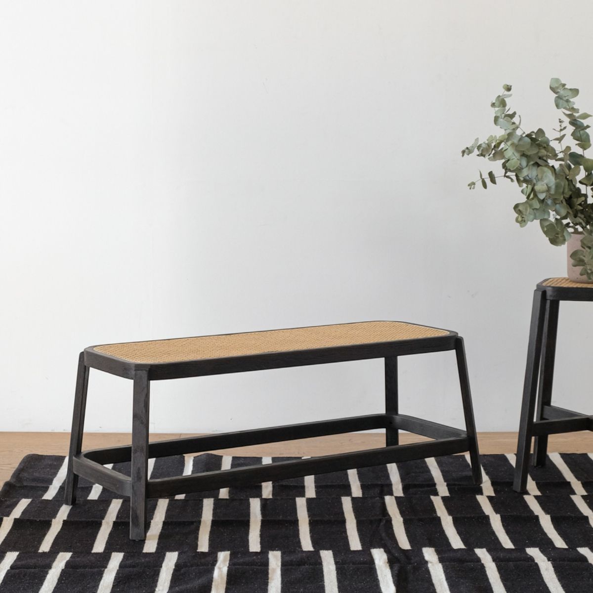 AMOBLE - Banqueta Martino Negro Amoblé.