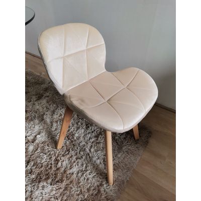 Imagen 2 del producto Comedor Warwick 120cm + 4 Sillas Mariposa Velvet Beige