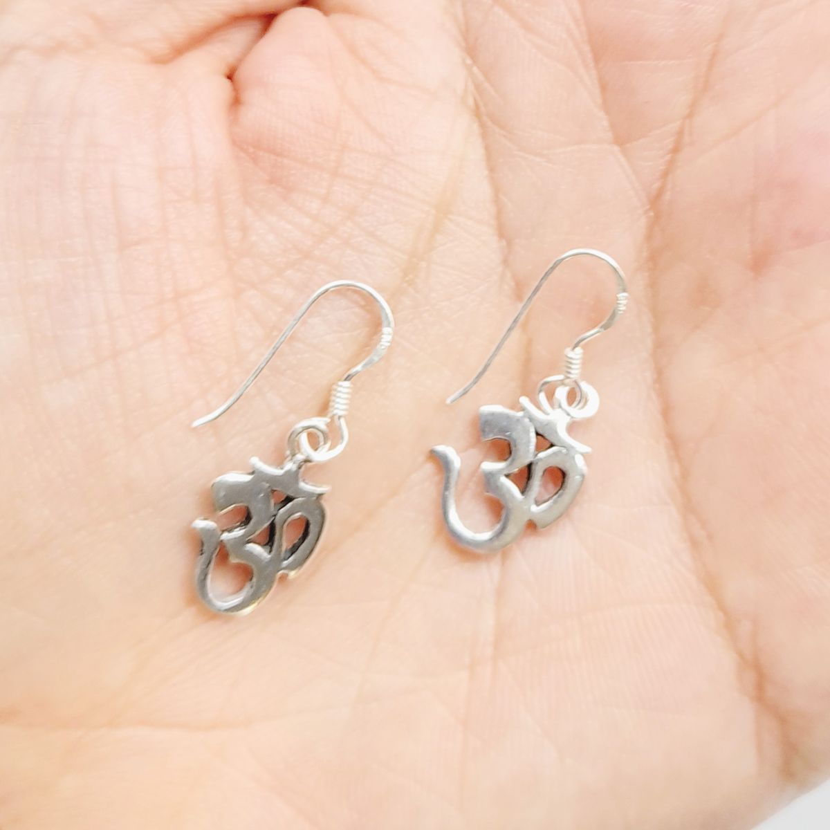 ANDREA COGGIOLA JOYAS - Aros Ohm Colgante Gancho Plata Fina 925 Envejecida