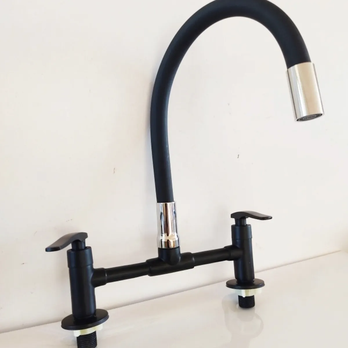 GENERICO - Llave Combinacion Lavaplatos Recta Metal Cuello Gel Negro Flexible