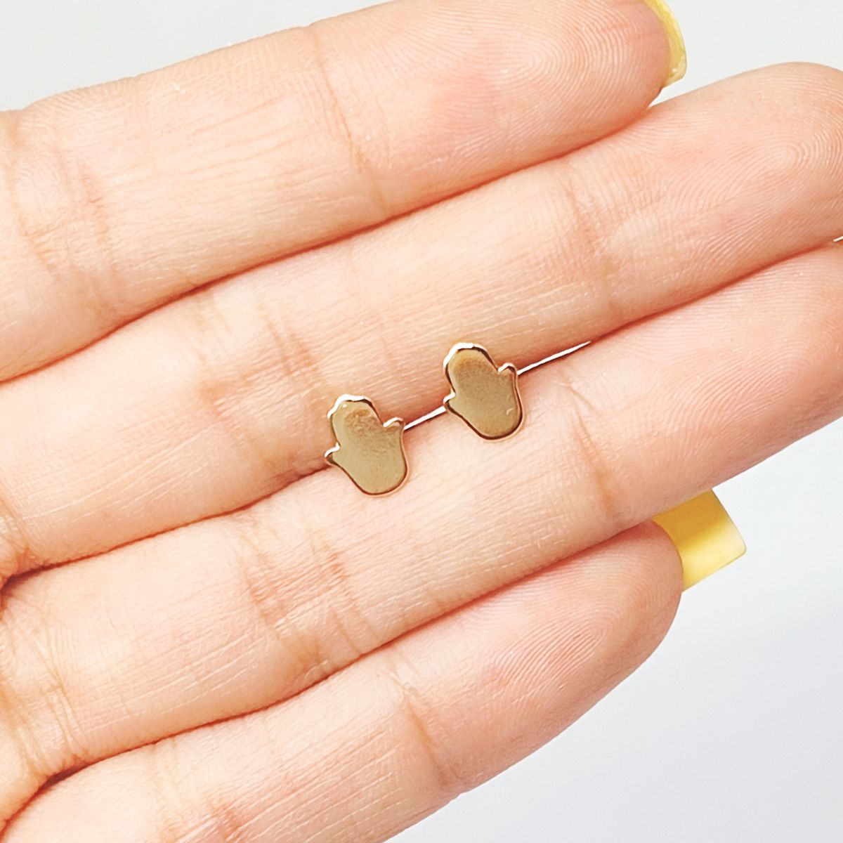 ANDREA COGGIOLA JOYAS - Aros Mini Mano Fátima Enchapado Oro 18K