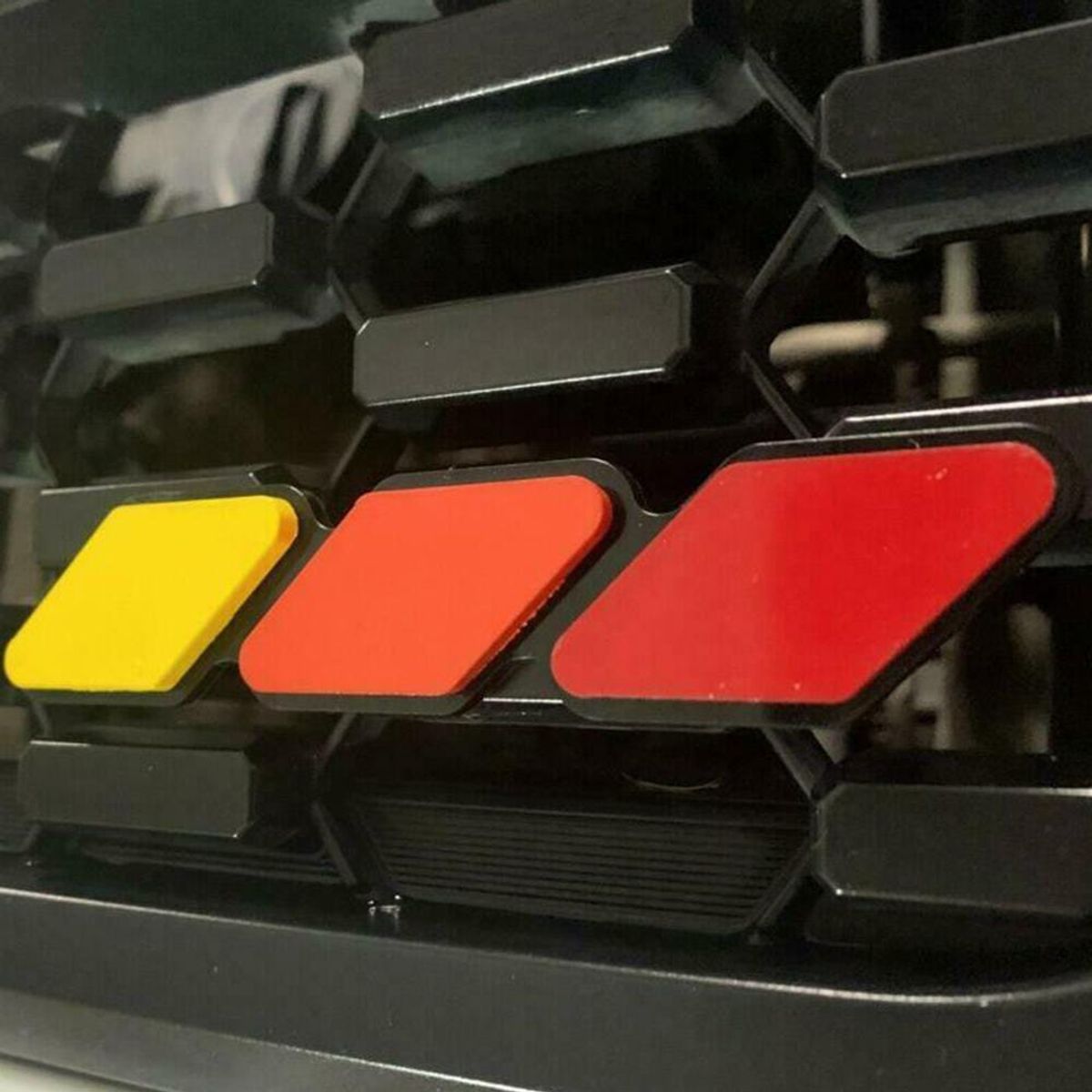 GENERICO - Emblema Insignia de rejilla tricolor de acrílico apernado