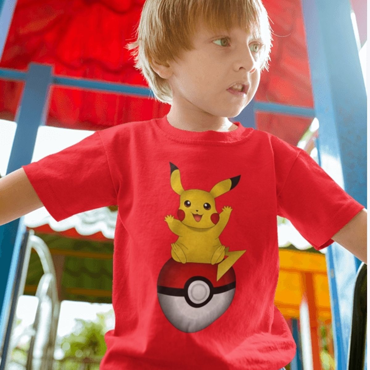 GENERICO - Polera Pikachu Sobre Pokebola