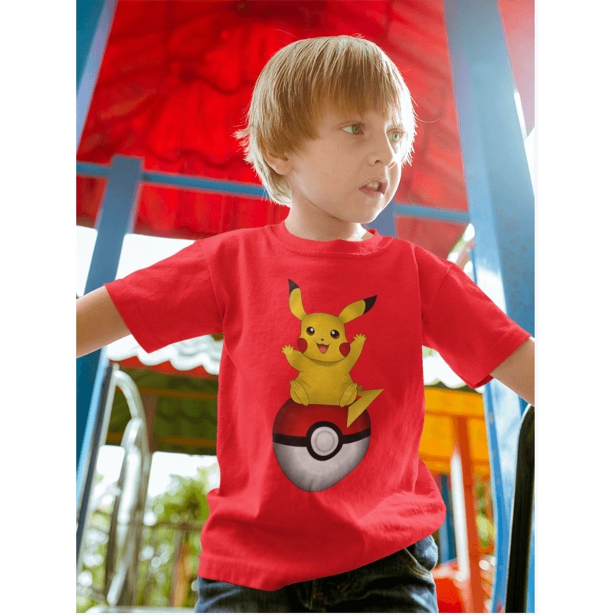 GENERICO - Polera Pikachu Sobre Pokebola