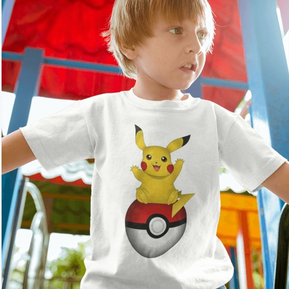 GENERICO - Polera Pikachu Sobre Pokebola