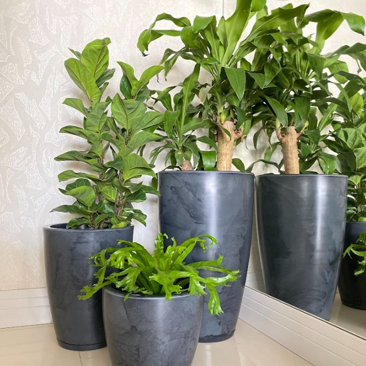 FLORIDIS - MACETERO FLORIDIS NEGRO EFECTO MARMOL AMSTERDAM 44CM ALTO CON PLATO