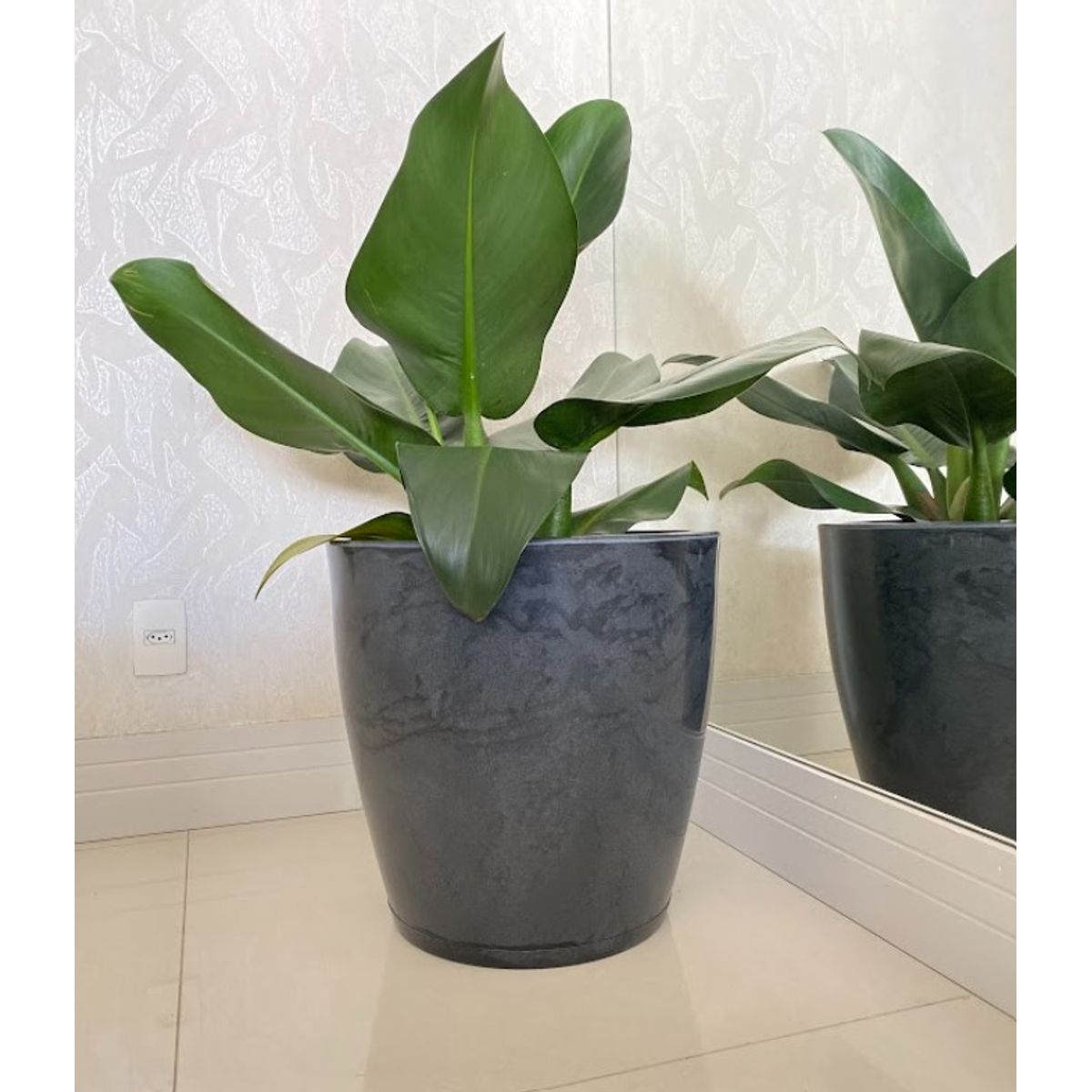 FLORIDIS - MACETERO FLORIDIS NEGRO EFECTO MARMOL AMSTERDAM 45CM ALTO CON PLATO