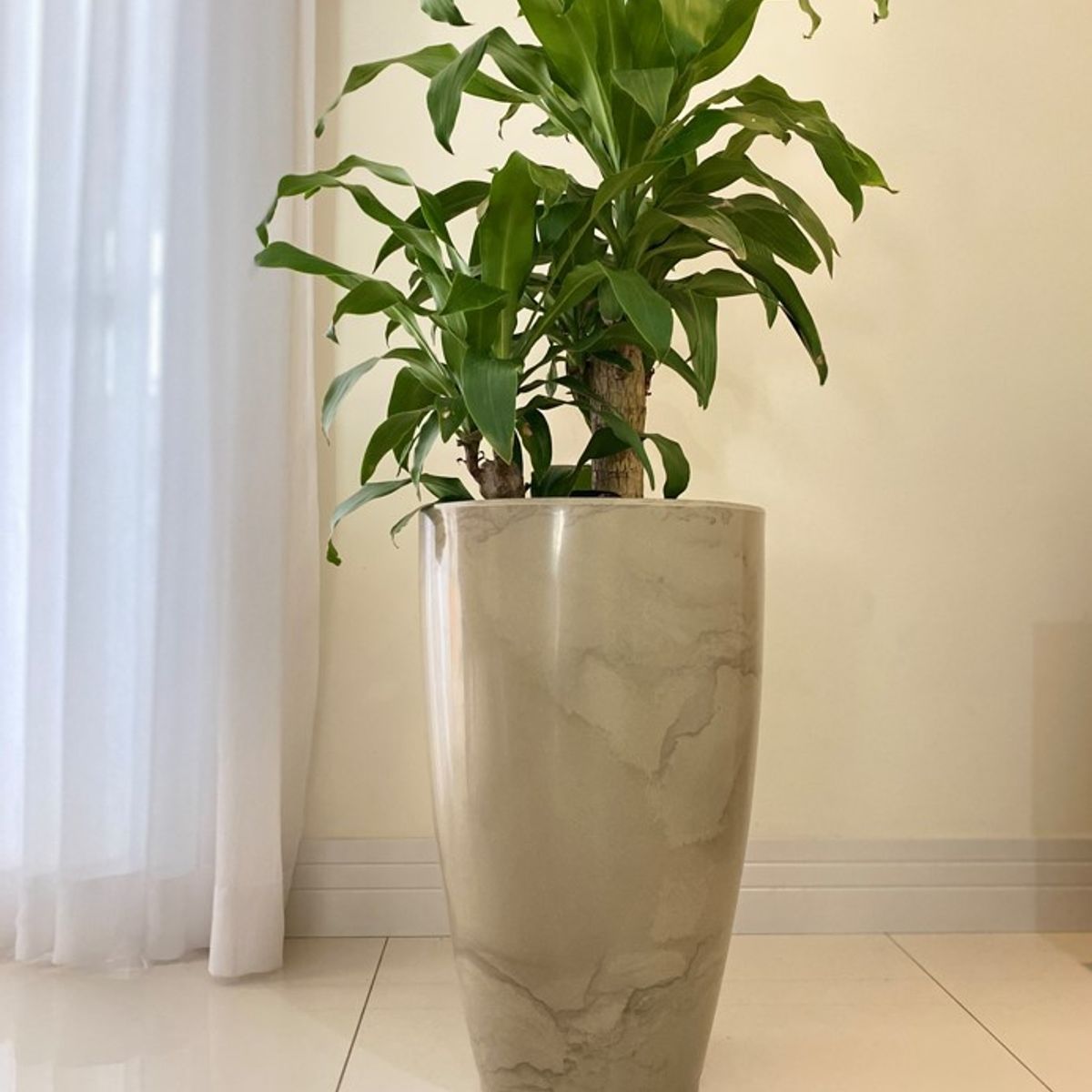 FLORIDIS - MACETERO FLORIDIS BEIGE EFECTO MARMOL AMSTERDAM 65CM ALTO CON PLATO