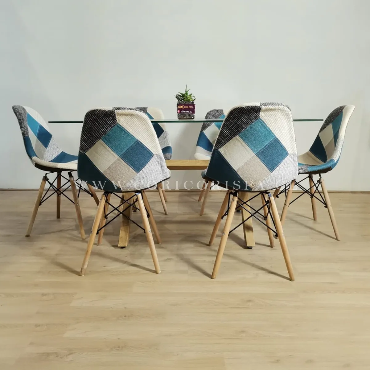 CORI CORI - Comedor Medlock Vidrio 140x90cm + 6 Sillas Eames Patchwork Celestoides