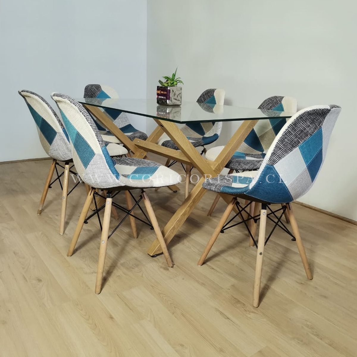CORI CORI - Comedor Medlock Vidrio 140x90cm + 6 Sillas Eames Patchwork Celestoides