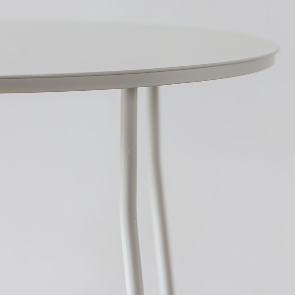 AMOBLE - Mesa Lateral Marchena Circular Metal Blanca V Amoblé