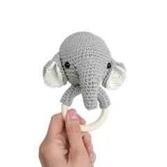 OLIVER & CLARA - Sonajero amigurumi elefante