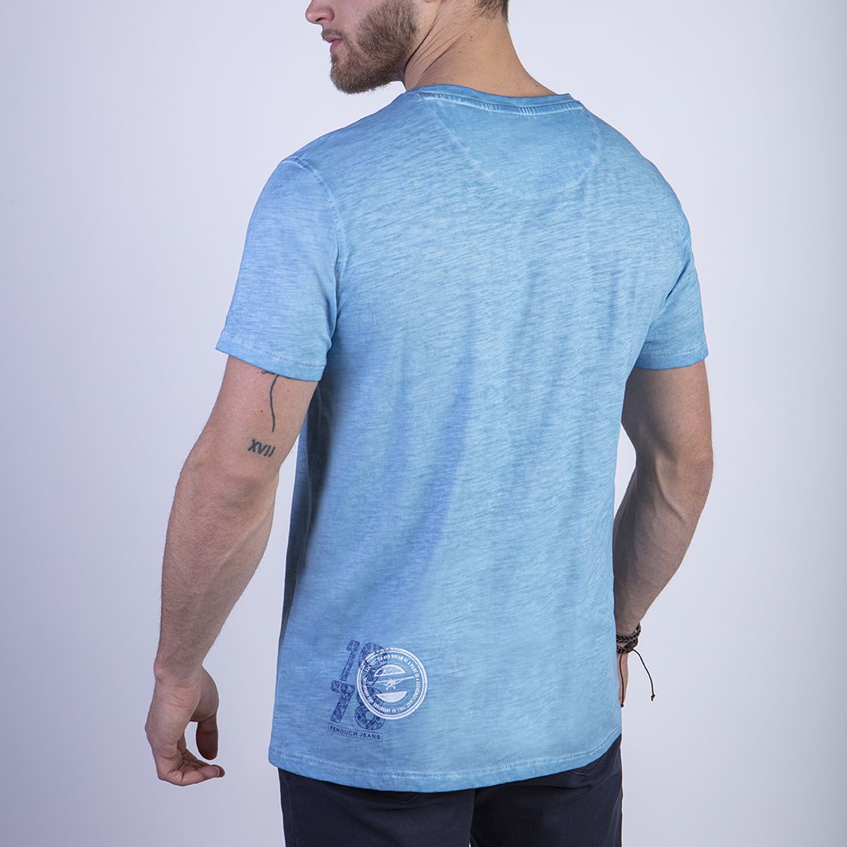 FEROUCH - Polera Dirty Wash New York Celeste Ferouch