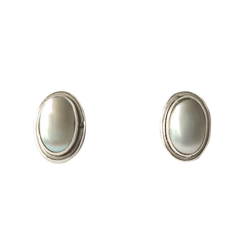 ANDREA COGGIOLA JOYAS - Aros Botón Óvalo Perla De Río Plata Fina 925