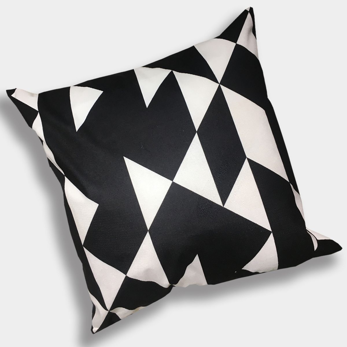 LIVING MARKET - Cojín Triángulos 45x45 Negro Living Market