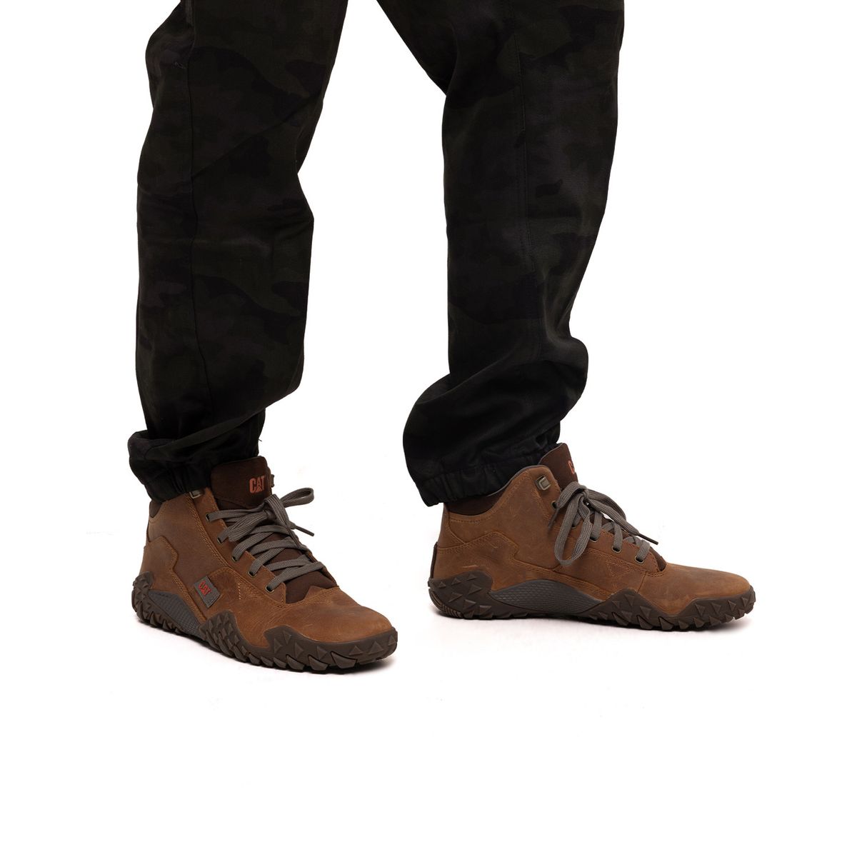 CAT - Zapatilla cuero con caña Griplite Mid Café Hombre CAT