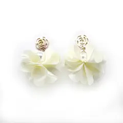 GENERICO - Aros Pendientes Flor Beige con Perla de Fantasia